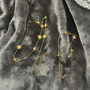 Gorgeous clover necklace and bracelet set